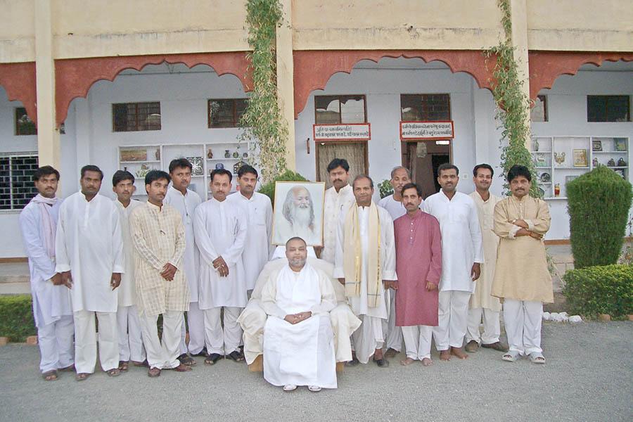 Brahmachari Girish Ji has organised and presided over Maharishi Vedic Vishwa Prashasan Conference of Madhya Pradesh leaders at Bhopal in April 2004